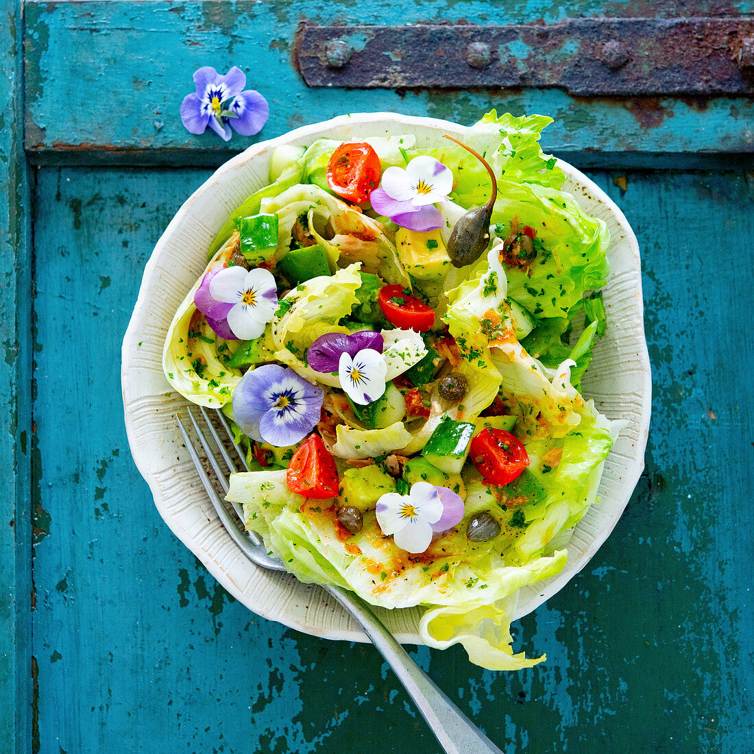 Blattsalat mit Tomaten, Kapern und Blüten