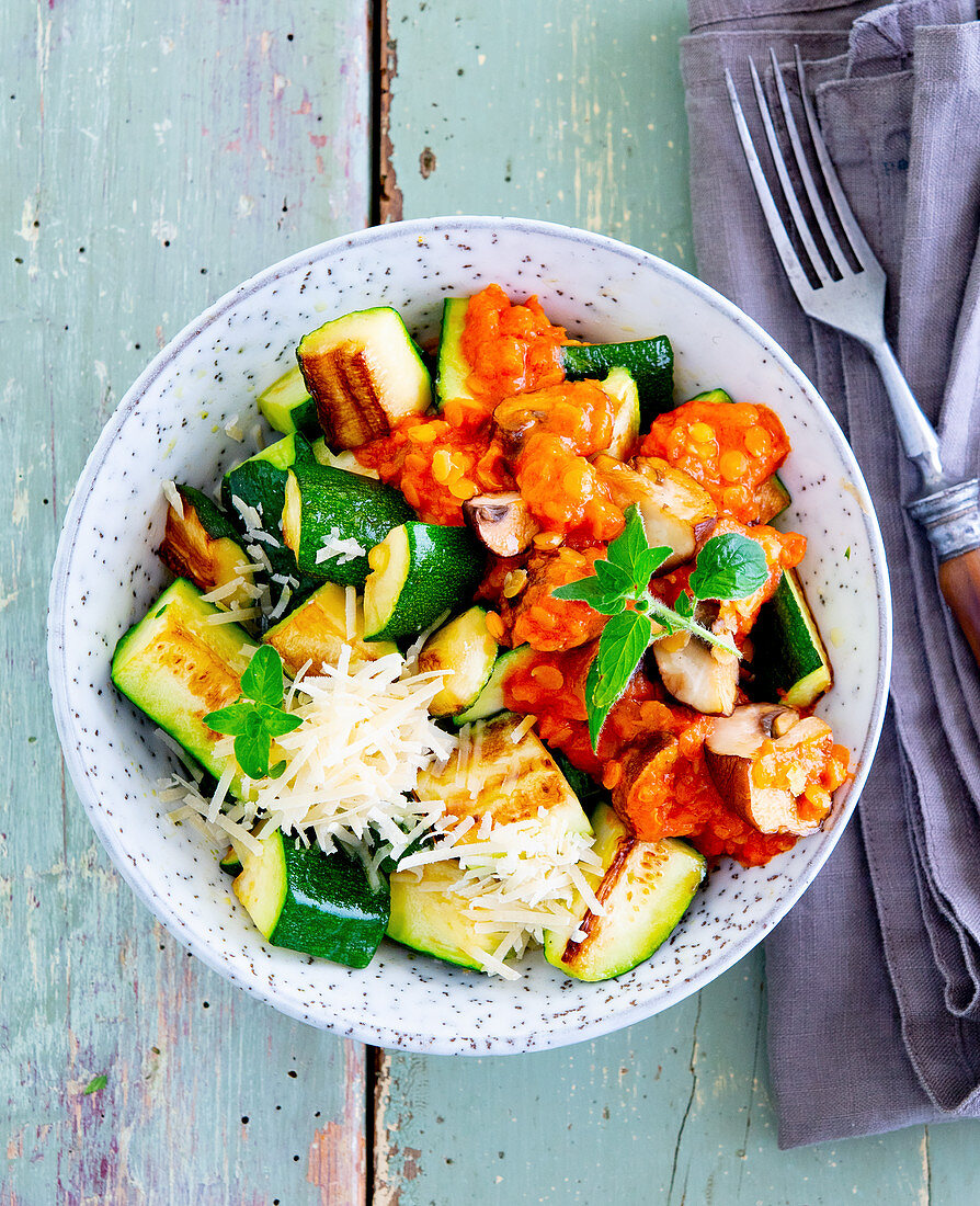 Bratzucchini mit Parmesan und Tomatengemüse