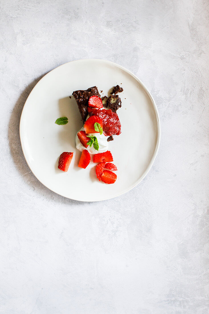 Brownie mit Erdbeeren