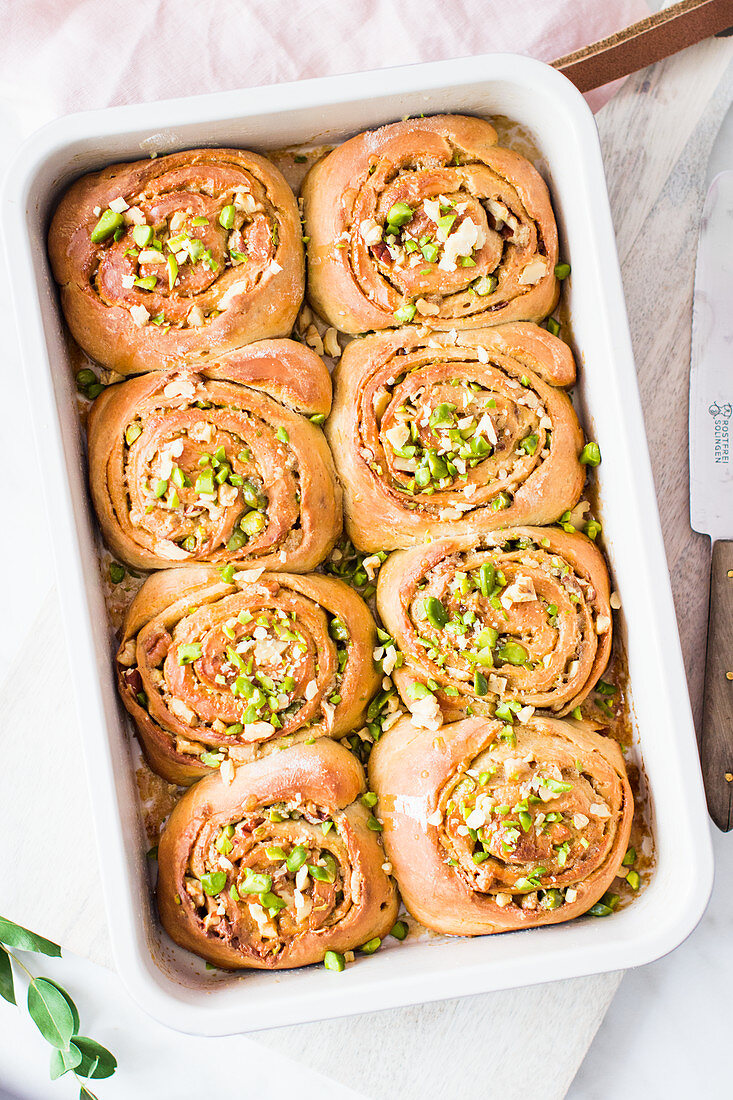 Hefeschnecken mit Pistazien, Walnüssen und Honig