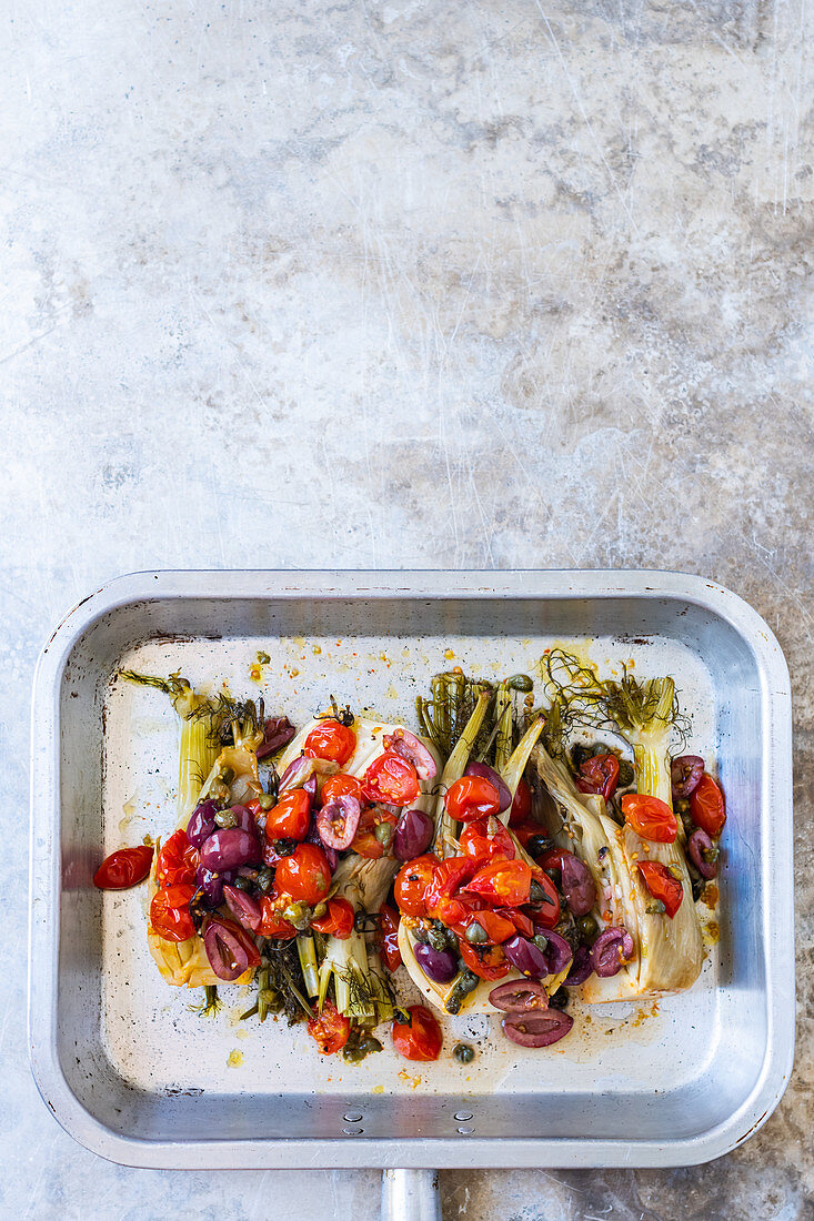 Gegrillter Fenchel mit Oliven und Tomaten