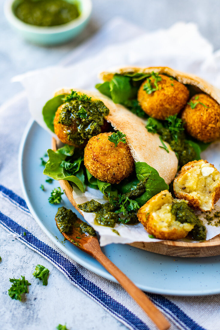 Falafel mit Kräutern im Pitabrot