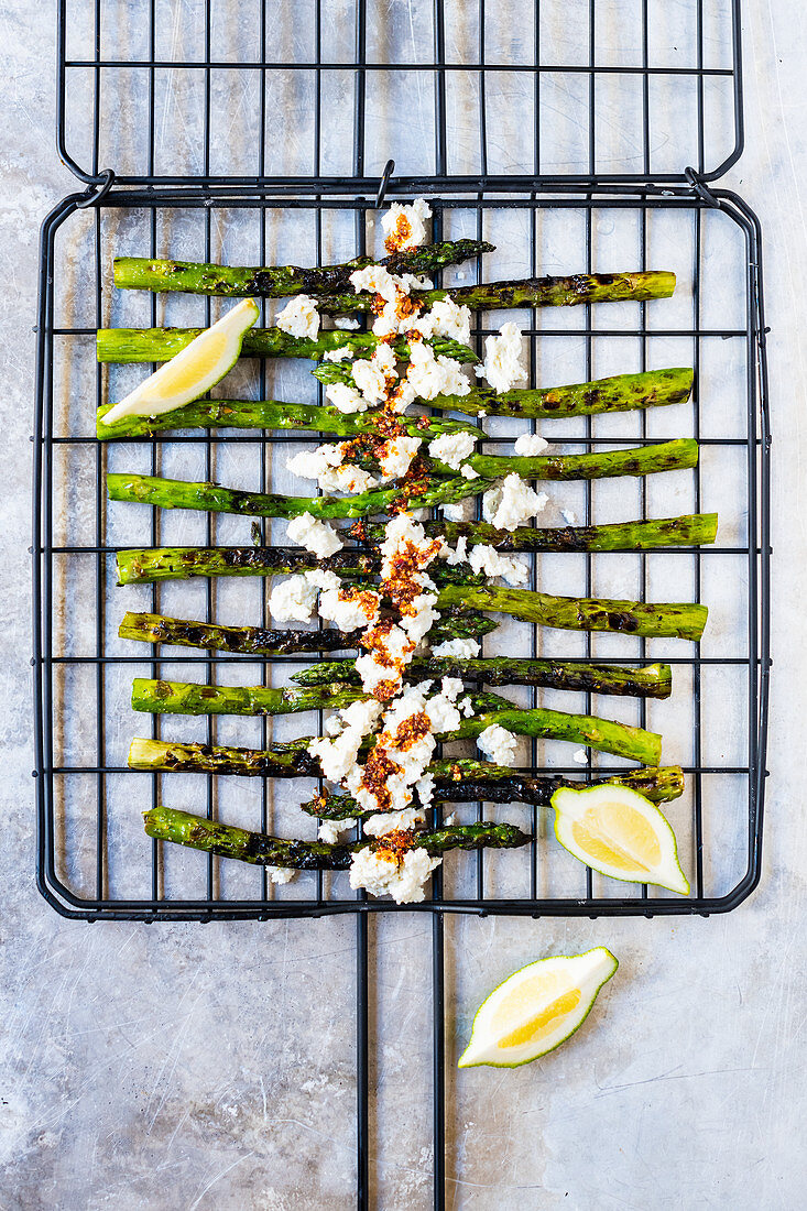 Barbecued green asparagus with mozzarella