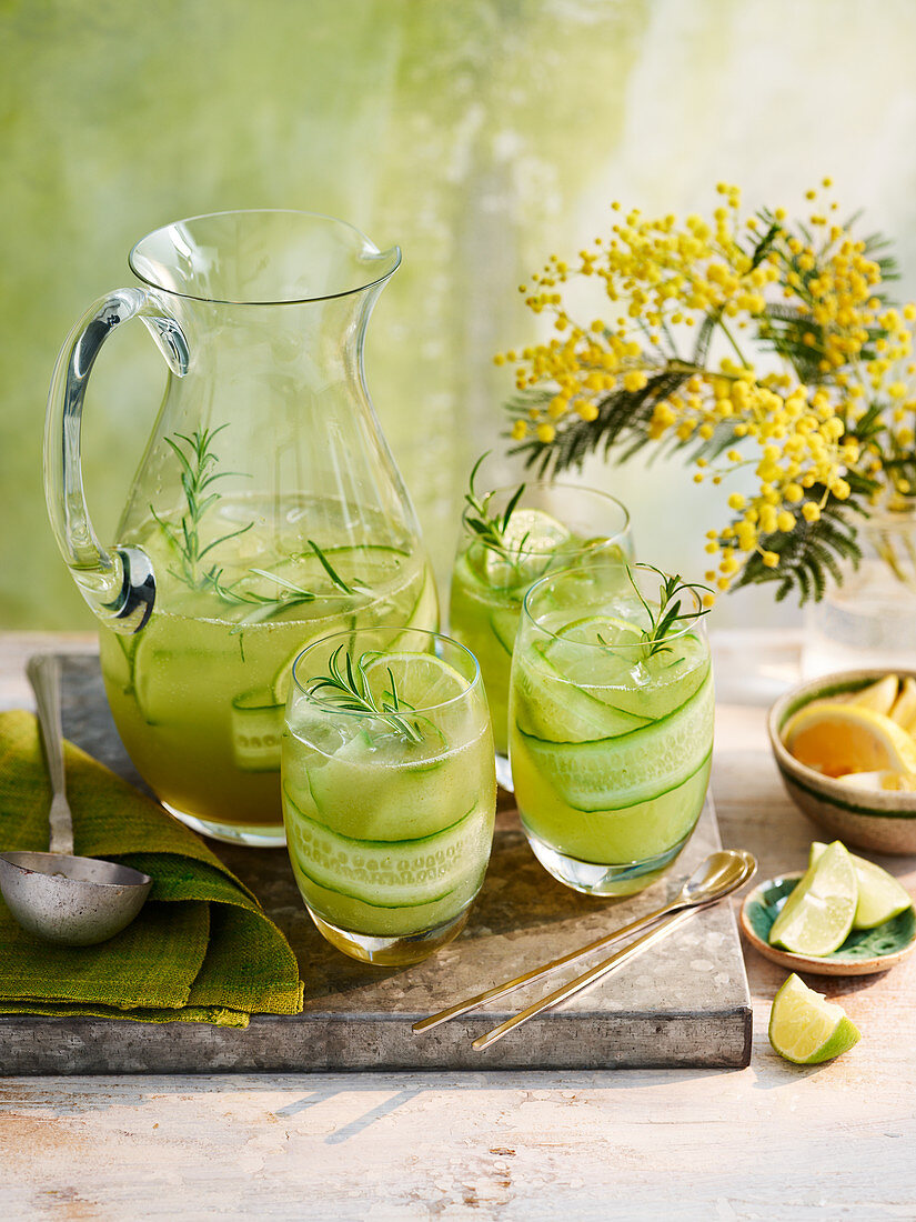 Grüne Limonade mit Gurke, Gin und Rosmarin