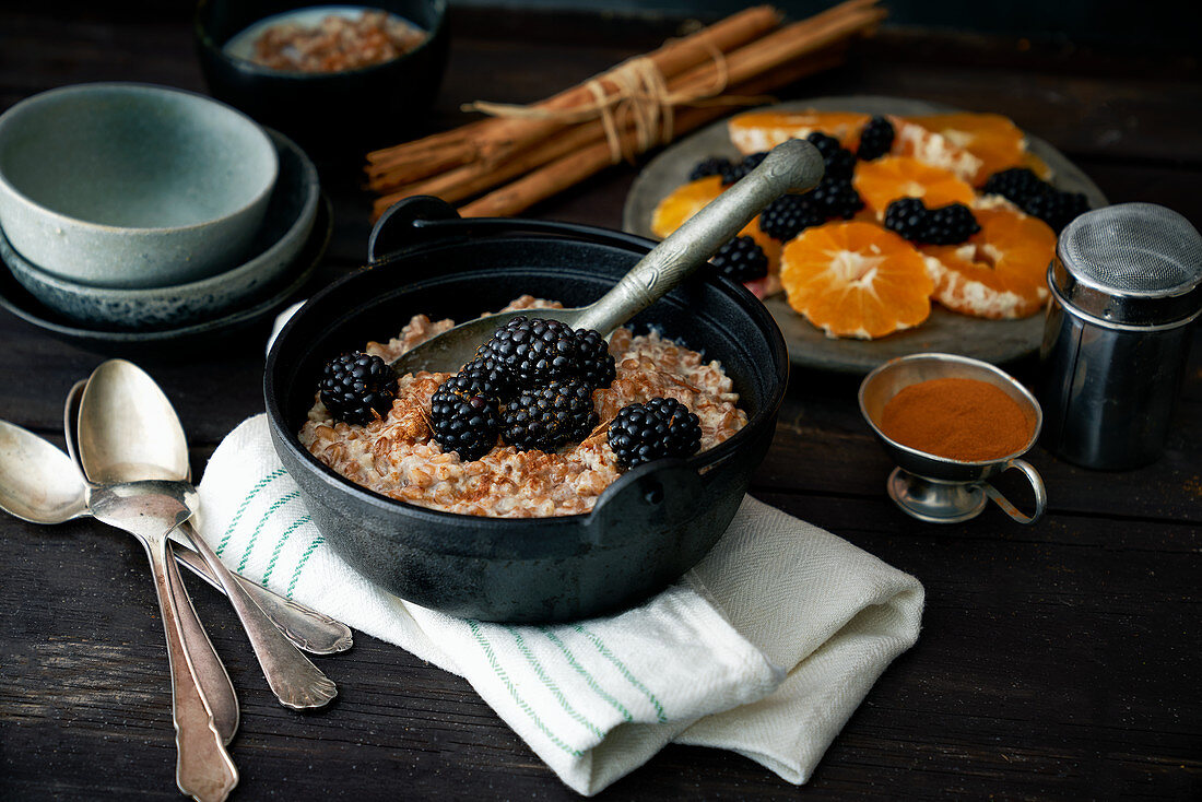 Vollkornporridge mit Orange und Brombeeren