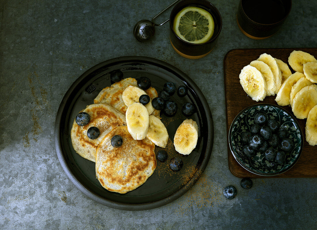 Pancakes mit Blaubeeren und Bananen