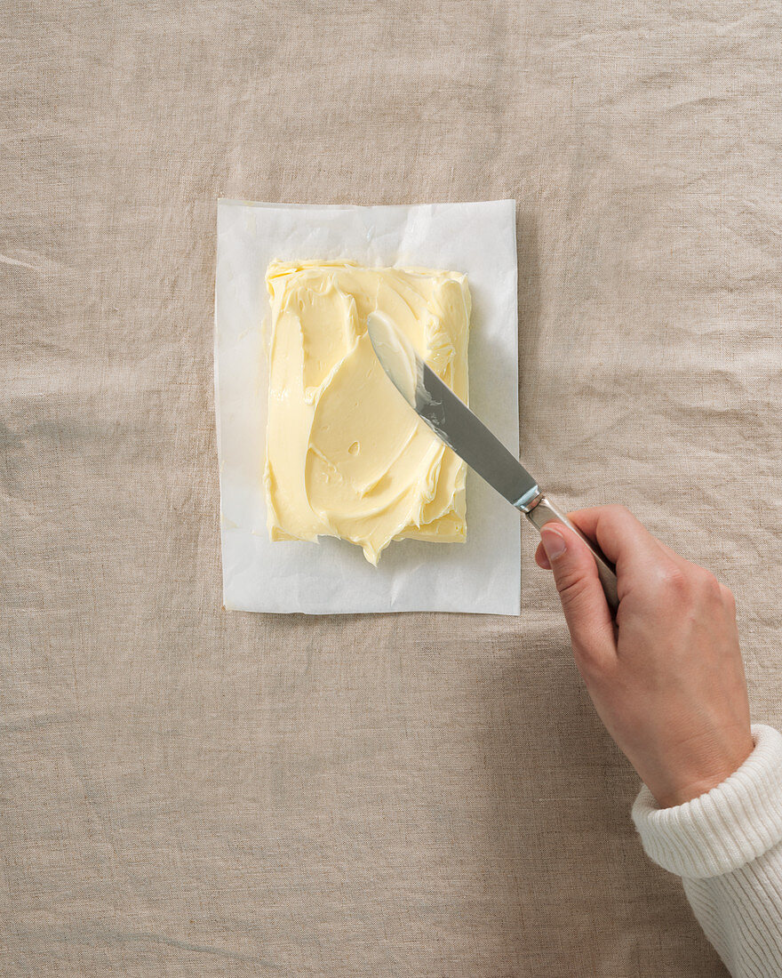 Butter mit Messer streichen