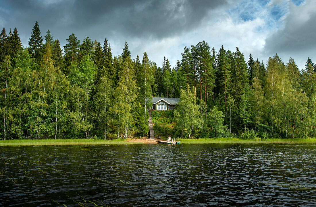 Karhejarvi See, Finnland, Mökki (typisch finnischen Blockhütte) im Hintergrund