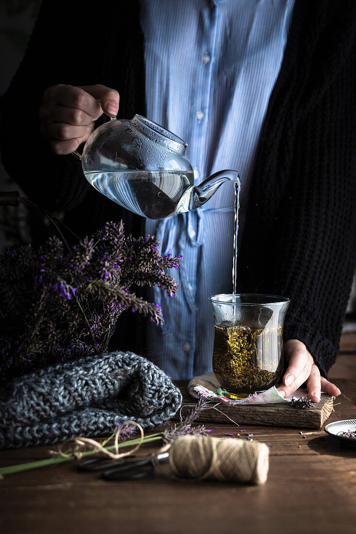 Lavendeltee zubereiten: Lavendelblüten mit heißem Wasser aufgießen