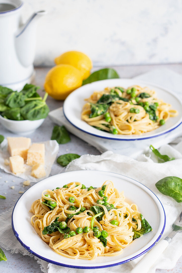 Pasta with spinach, peas and lemon