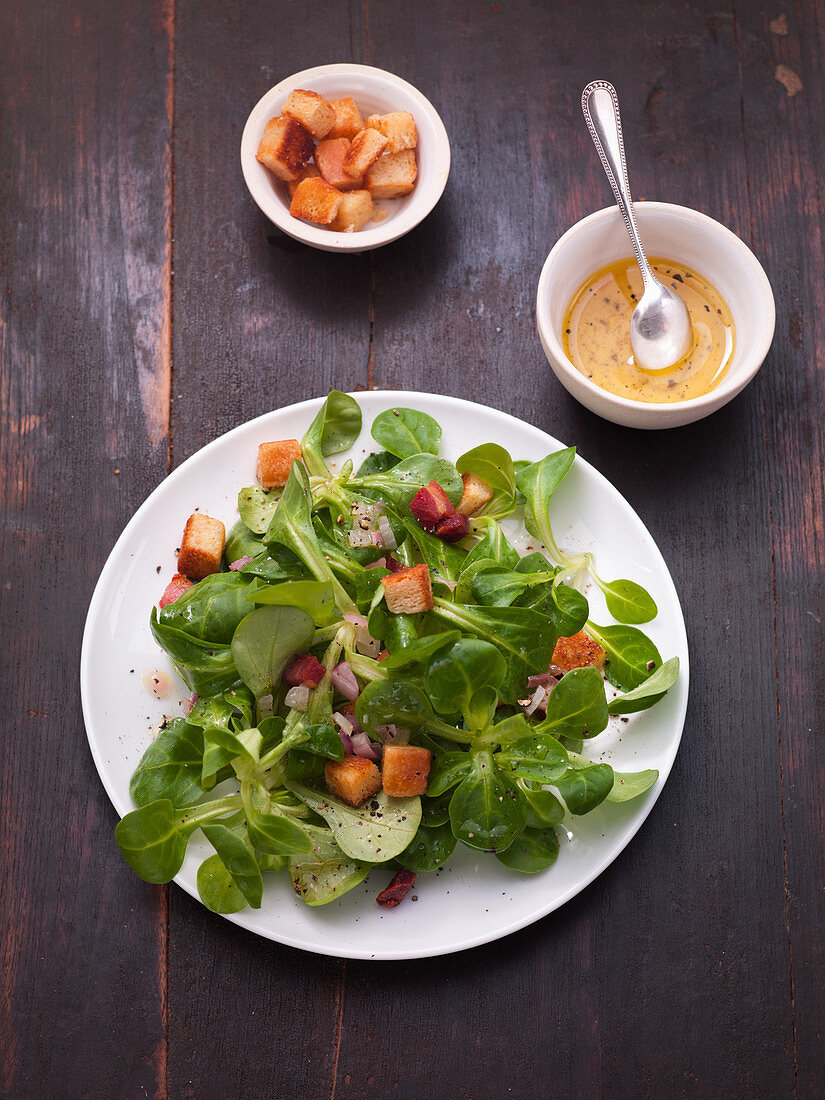 Lamb's lettuce with croutons