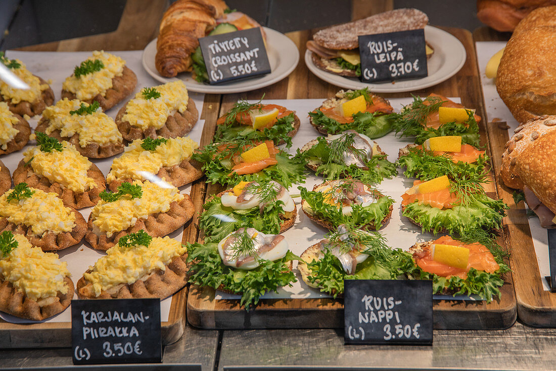 Karelische Pirogge (Karjalanpiirakka) und Fischbrote (Helsinki, Finnland)