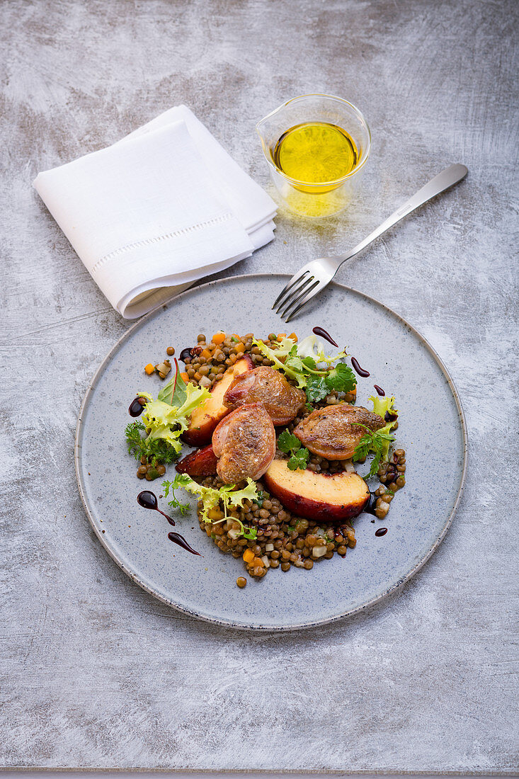 Quail's breast with peaches and lentils