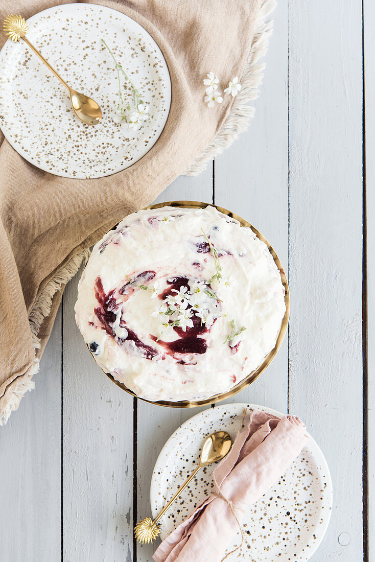 Vegan gateau with raspberries and decorated with flowers