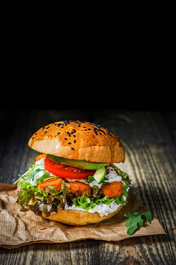 Burger with fish fingers and tartar sauce