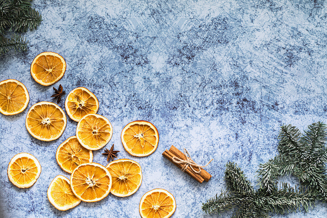 Getrocknete Orangen und Zimtstangen zu Weihnachten