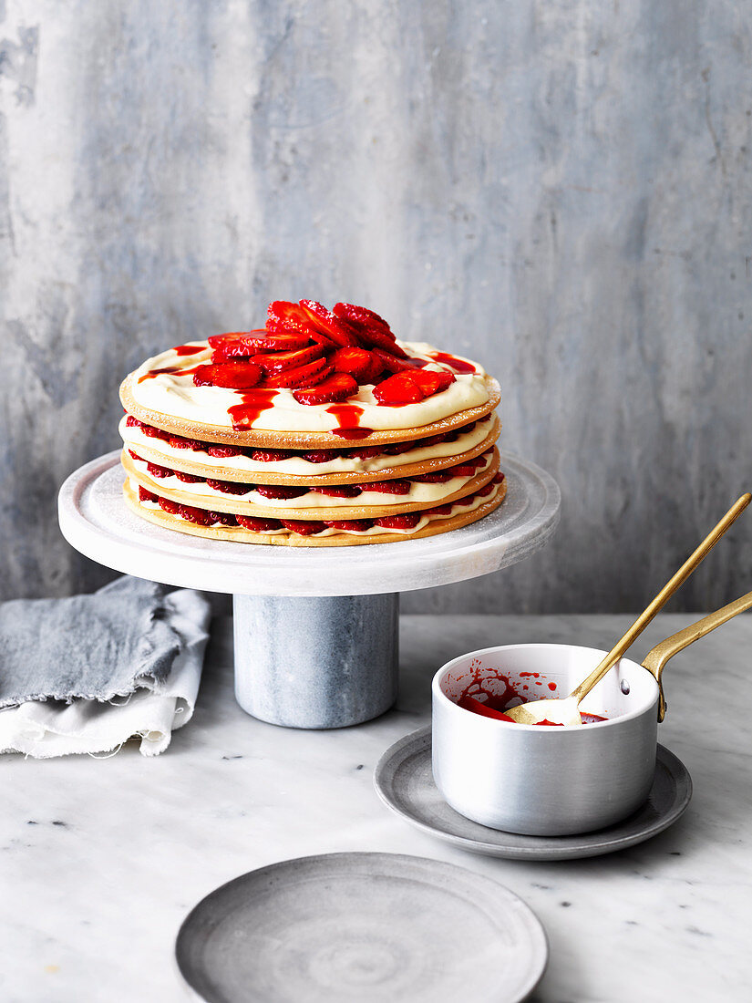 Erdbeer-Sahne Shortcake-Torte auf Tortenständer