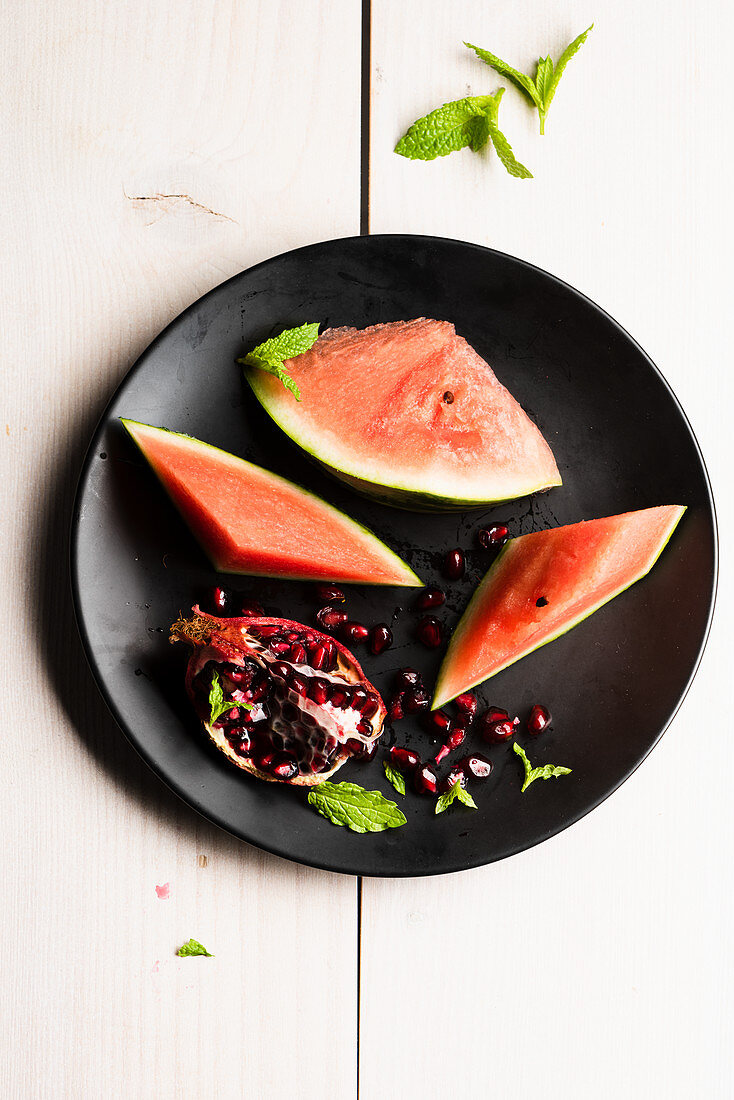 Geschnittene Wassermelone und Granatapfel