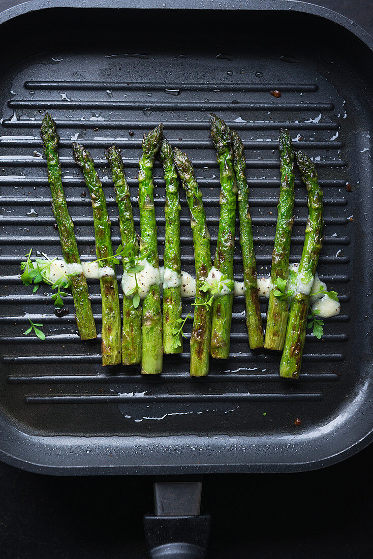 Grüner Spargel mit veganer Hollandaise und Kresse in Grillpfanne