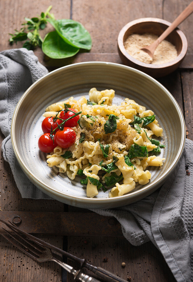 Pasta with garlic oil, spinach and grilled tomatoes