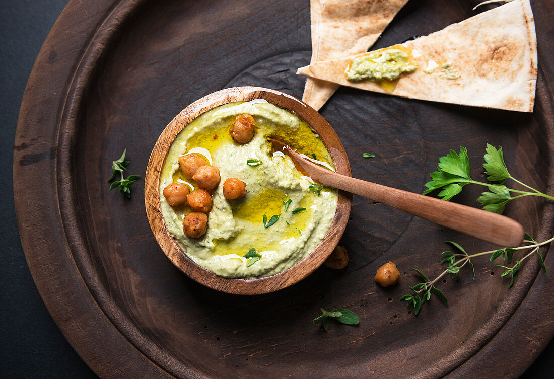 Kräuter-Hummus mit arabischem Fladenbrot