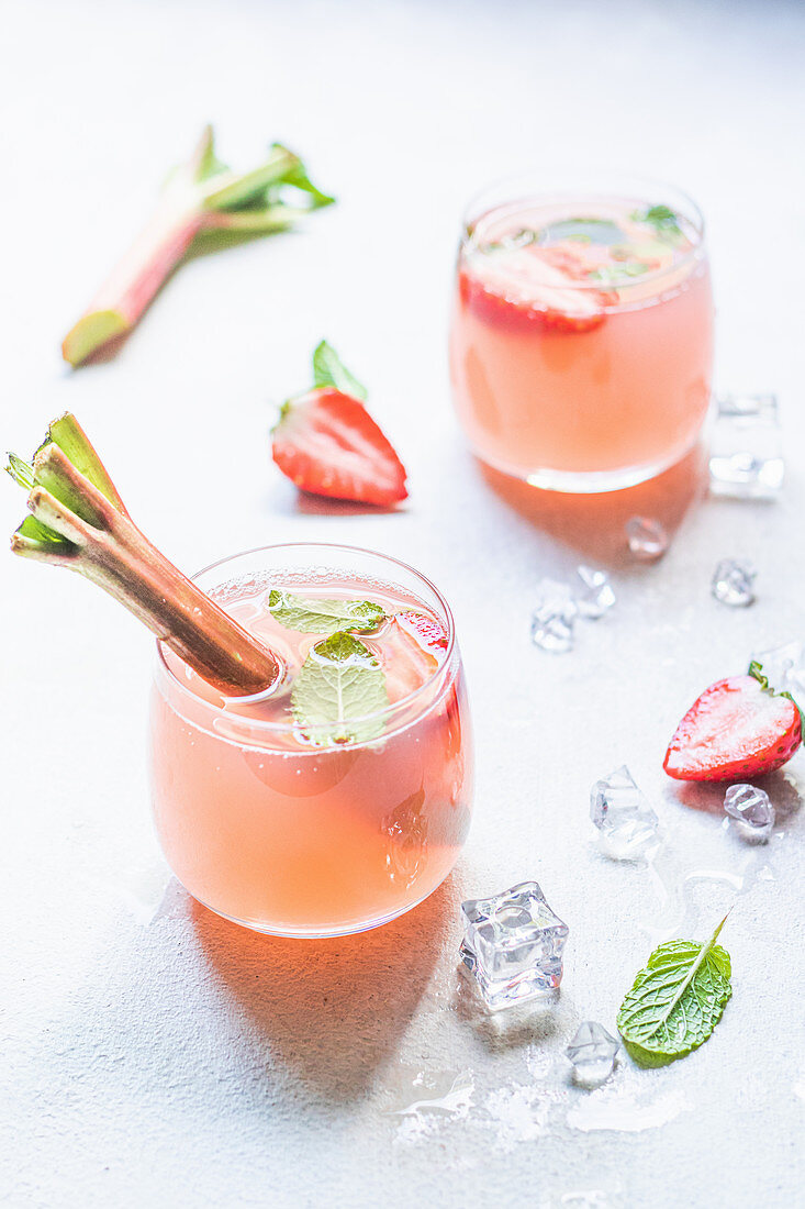 Rhabarber-Erdbeer-Limonade mit Minzblättern