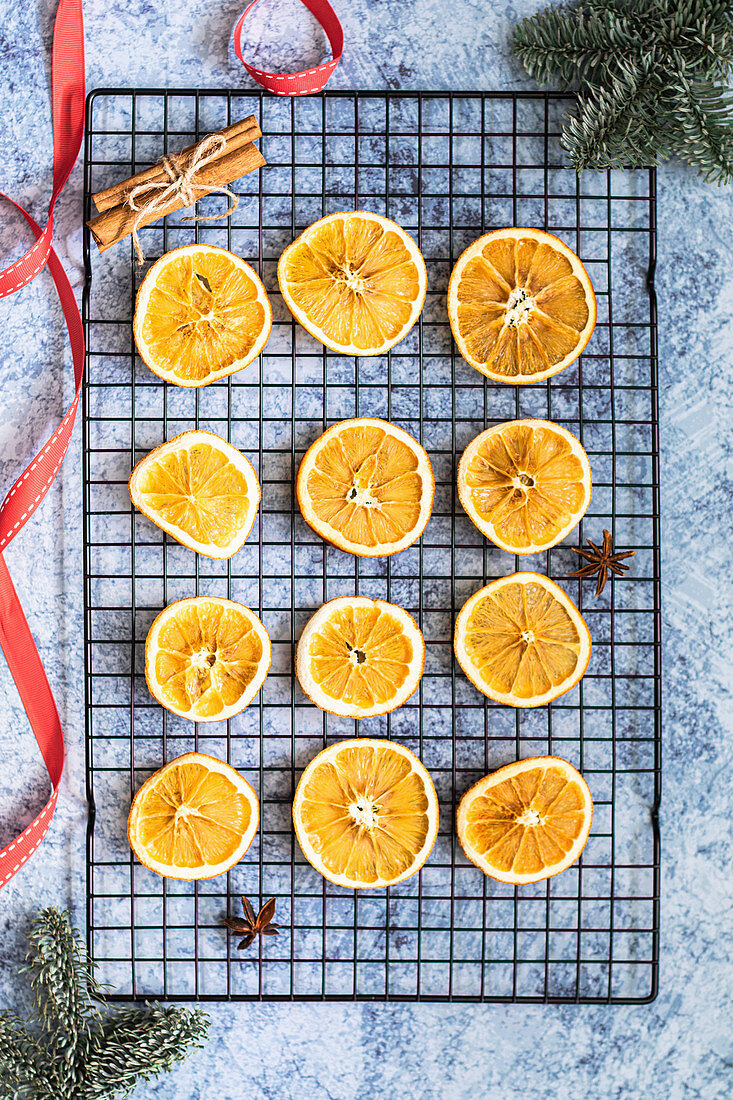 Getrocknete Orangen mit Zimtstangen