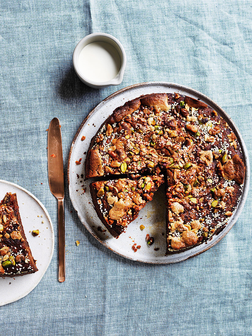 Halwa-Karotten-Kuchen mit Nüssen und Honig