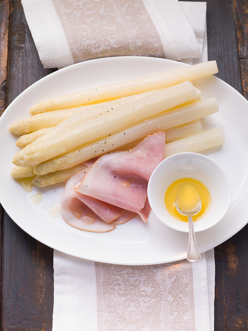 Asparagus with ham and melted butter