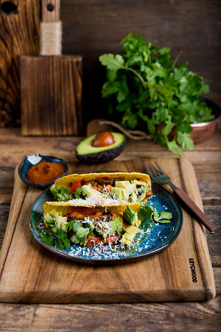 Tacos mit Avocado, Koriandergrün und Käse