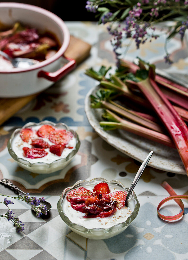 Joghurt mit gebackenen Erdbeeren und Rhabarber