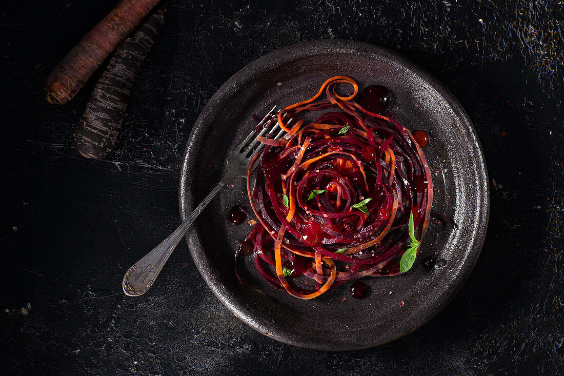 Gemüsespiralensalat aus roter, orangener Beete und Karotten