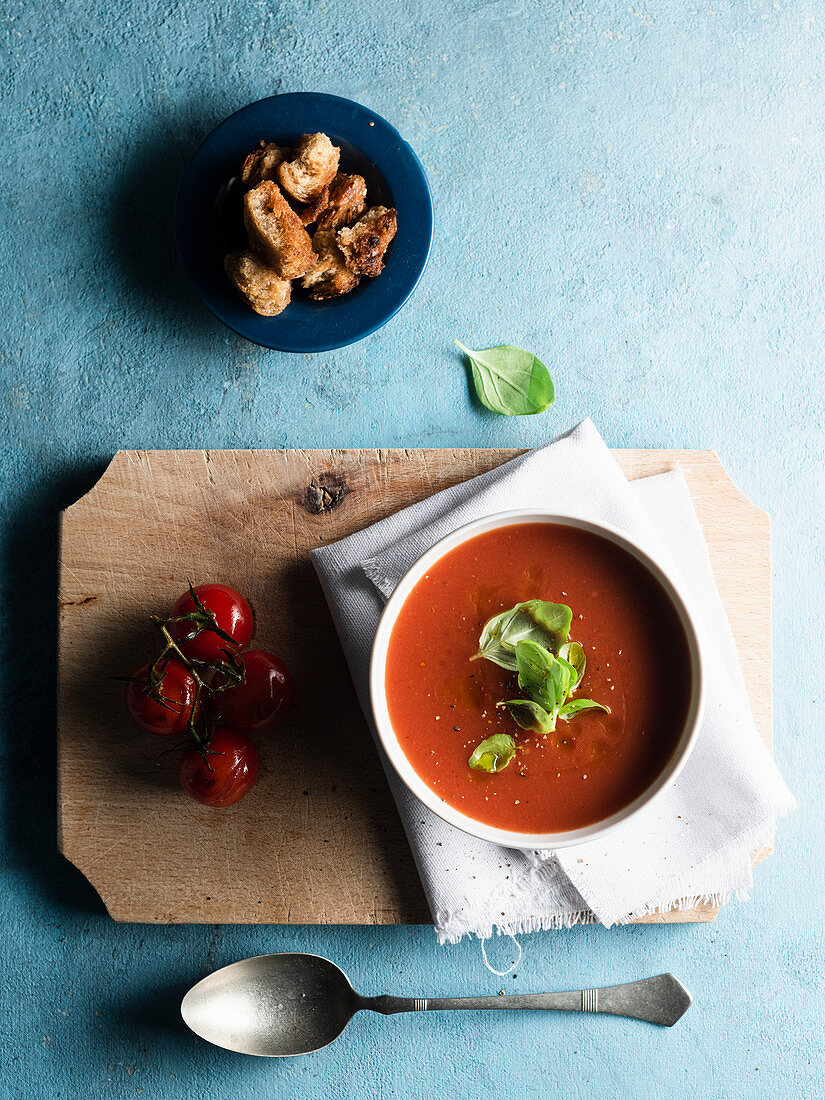 Gebratene Tomatensuppe mit Basilikum