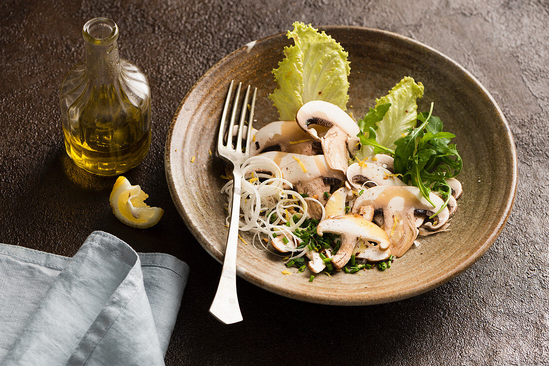 Pilzsalat mit Schnittlauch, Frühlingszwiebeln und Olivenöl