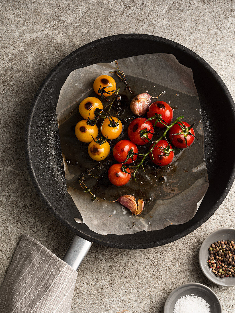 Gebratene rote und gelbe Tomaten in Pfanne