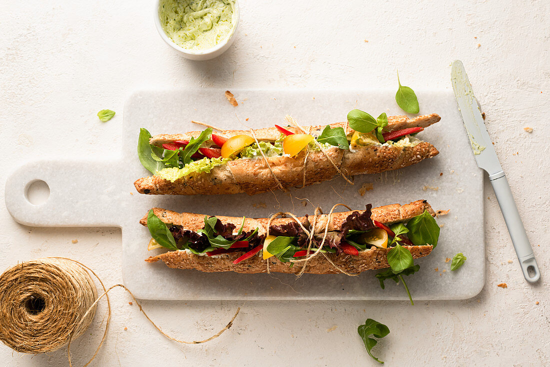 Vegetarisches Sandwich mit Basilikum-Mayonnaise