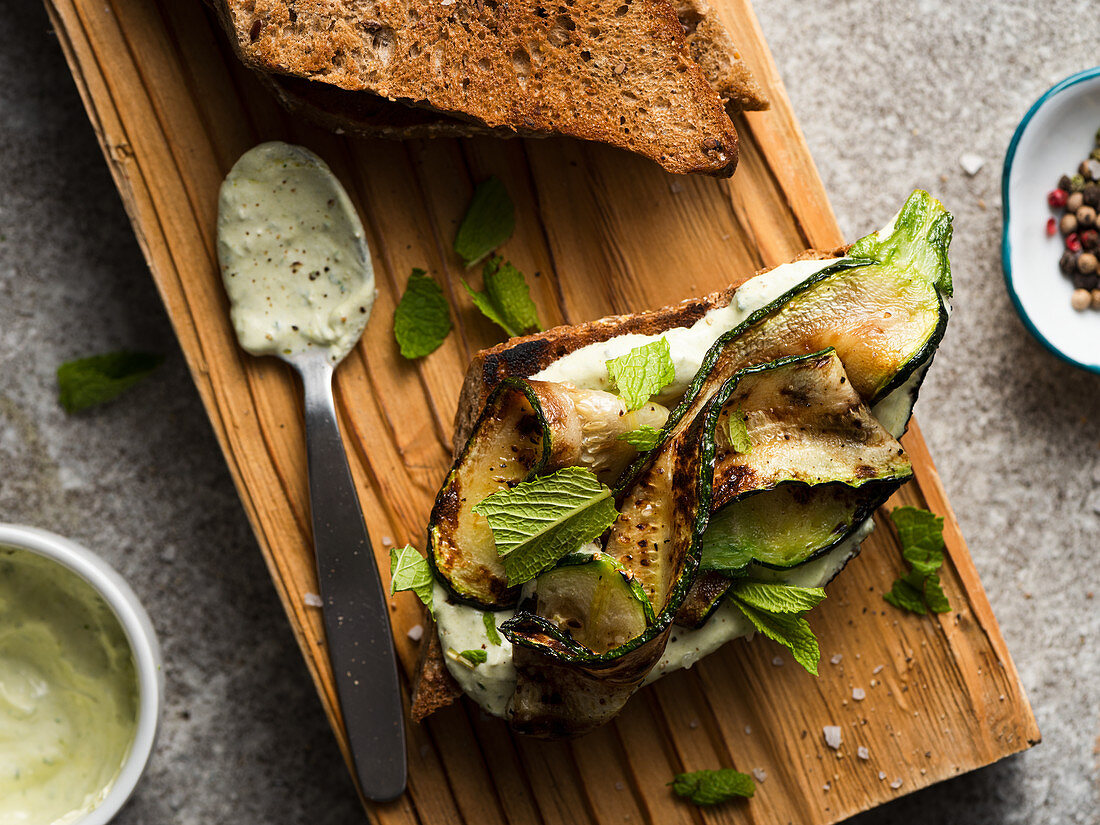 Röstbrot mit Zucchini, Minze und Kräutermayonnaise