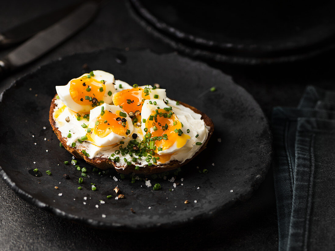 Bread topped with egg and chives