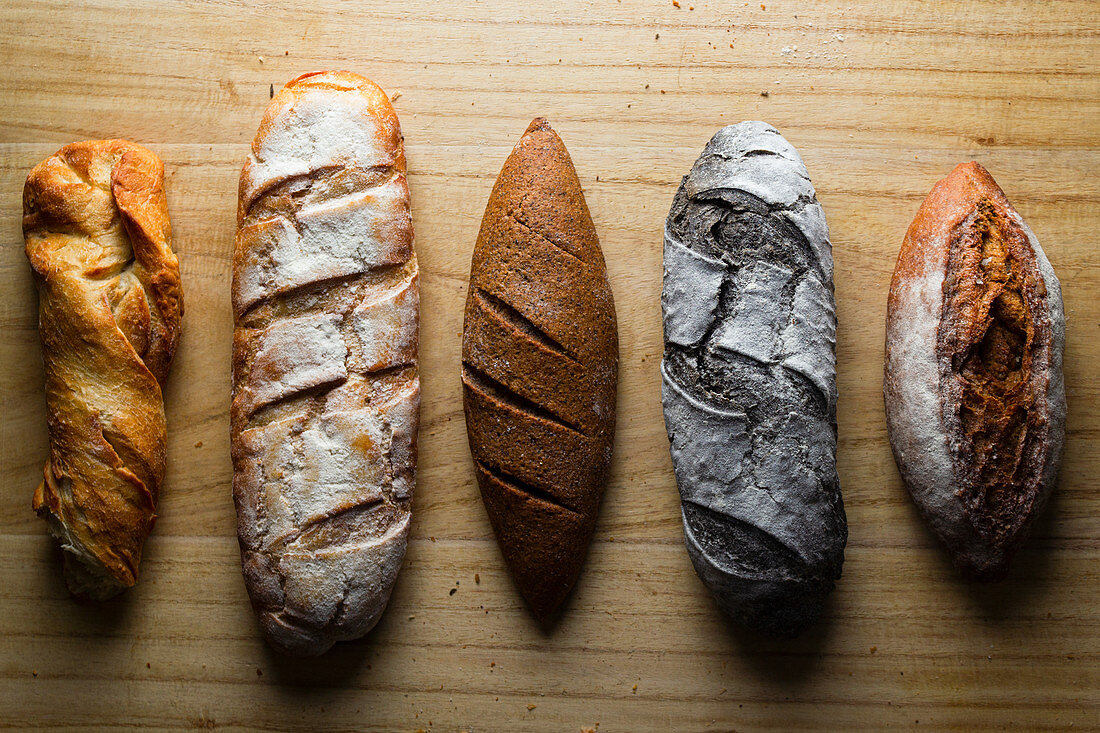 Verschiedene Brote auf Holzuntergrund