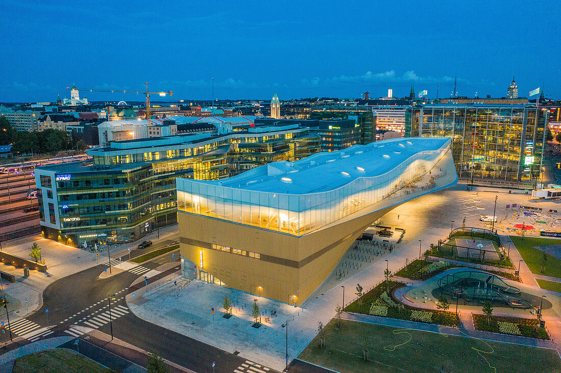 Blick auf die Zentralbibliothek Oodi bei Nacht, Helsinki, Finnland