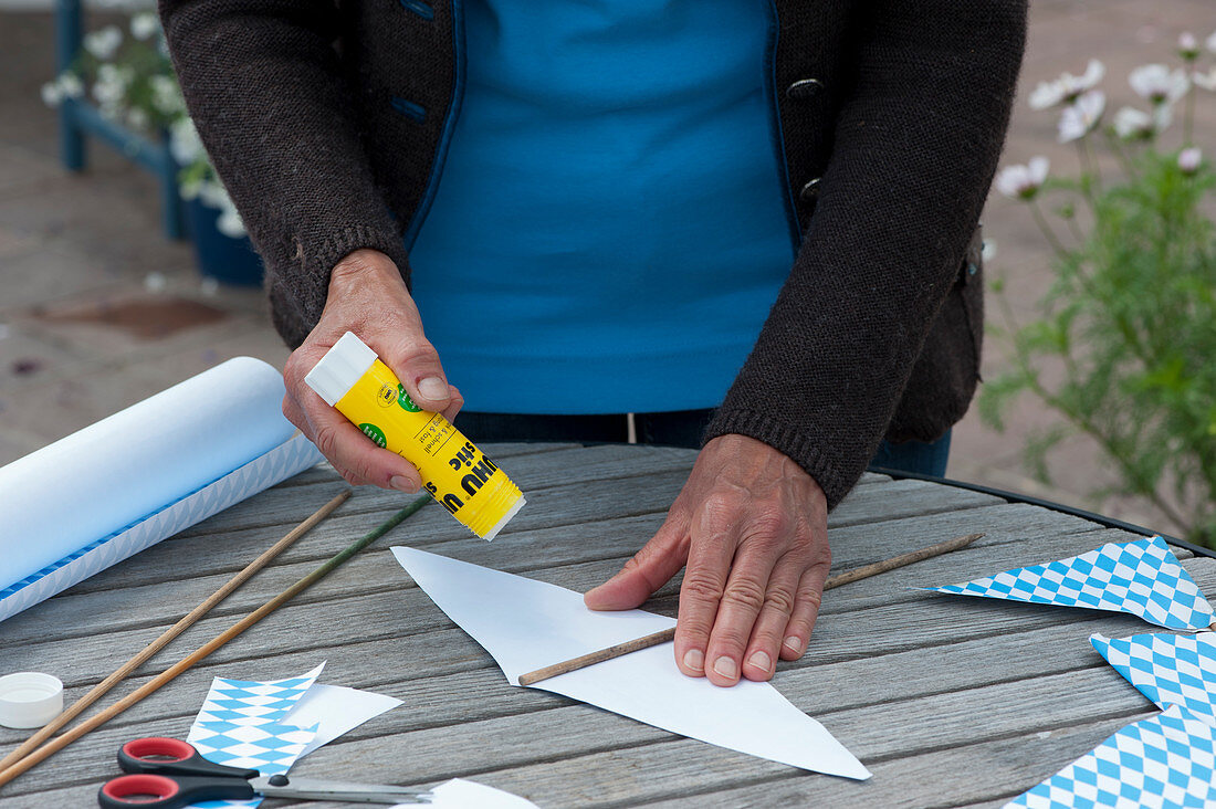 Make Bavarian pennants for decoration