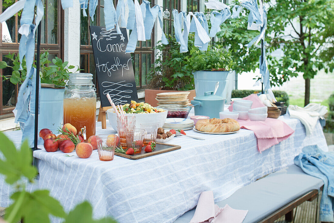 Gedeckter Tisch für eine Gartenparty im Sommer