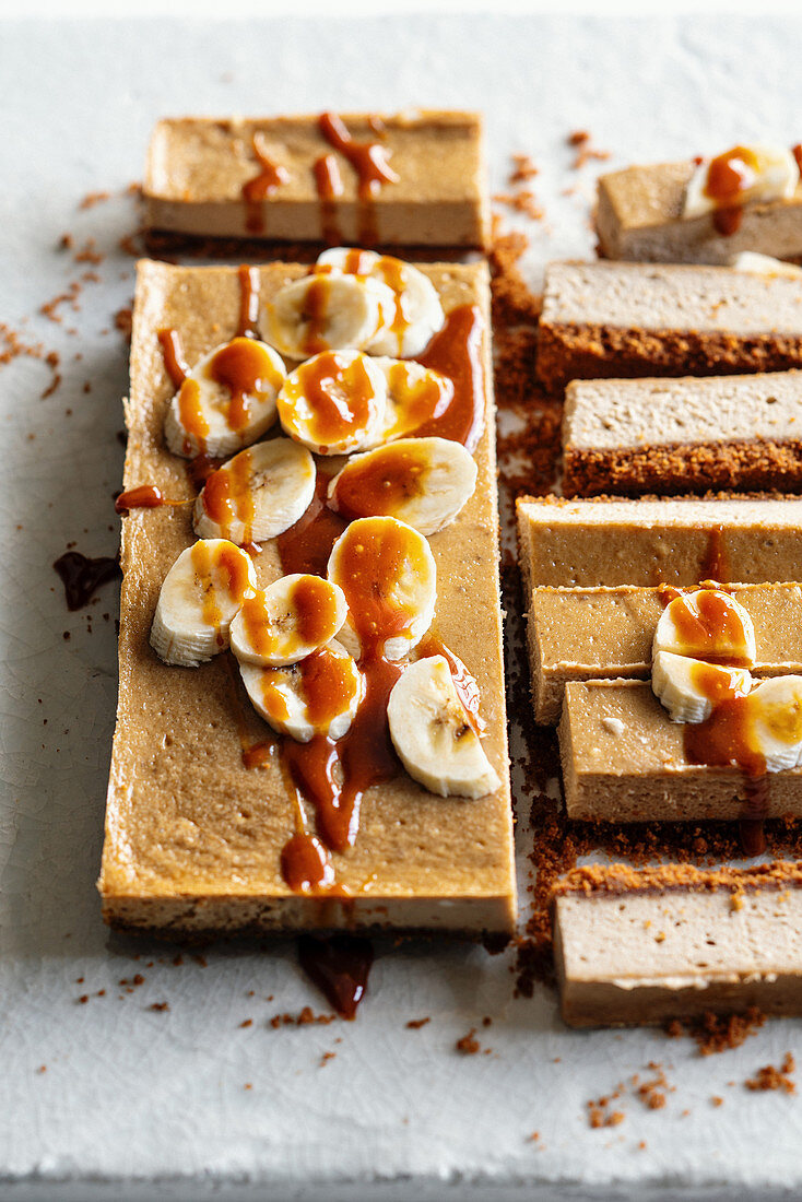 Bananen-Käsekuchen mit Karamellsauce