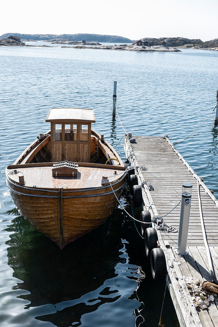 Fischerboot am Steg angelegt, Schweden