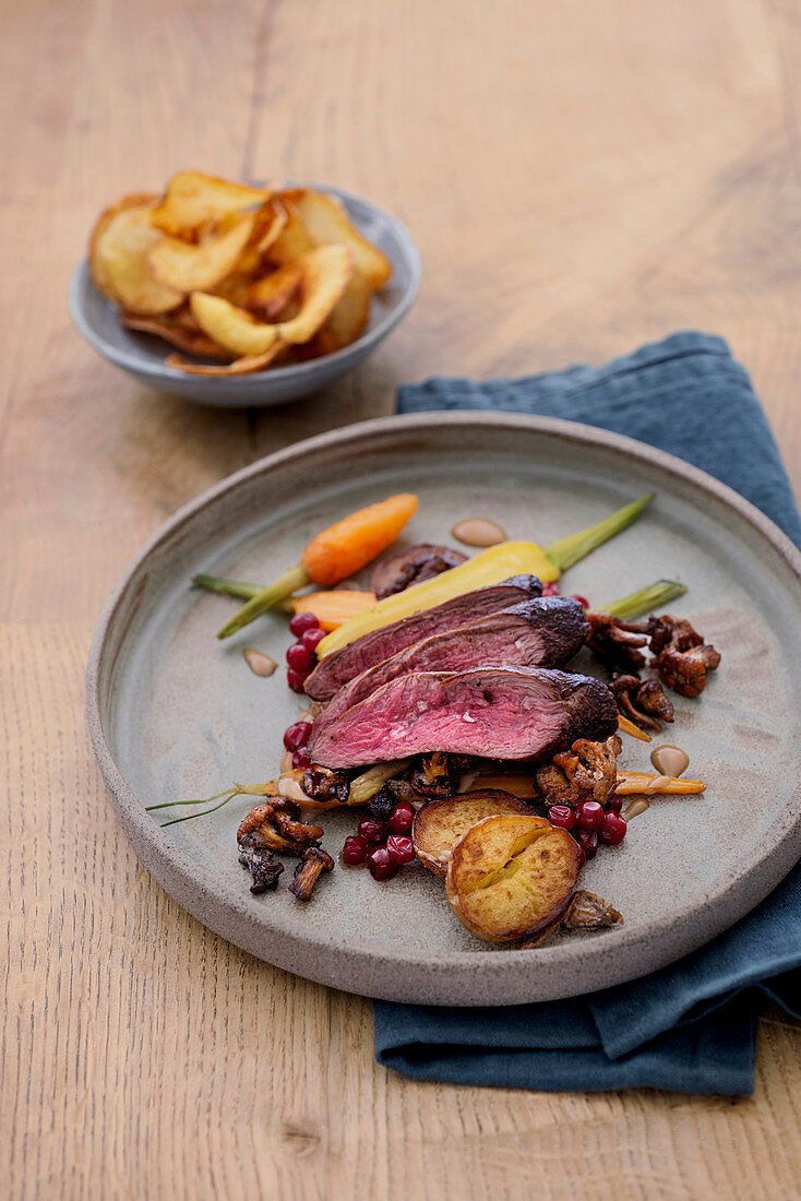 Wildfilet mit Kartoffeln, Wurzelgemüse und Preiselbeeren, Schweden