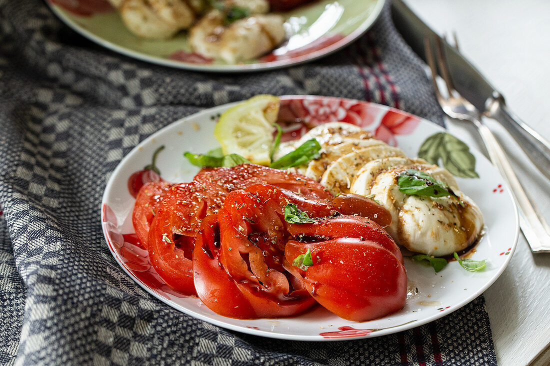 Caprese: Tomaten mit Mozzarella und Basilikum