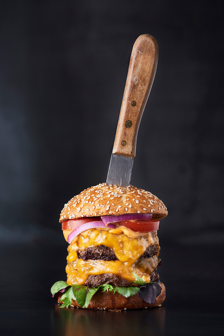 Triple Cheeseburger mit Wildkräutersalat und Tomaten