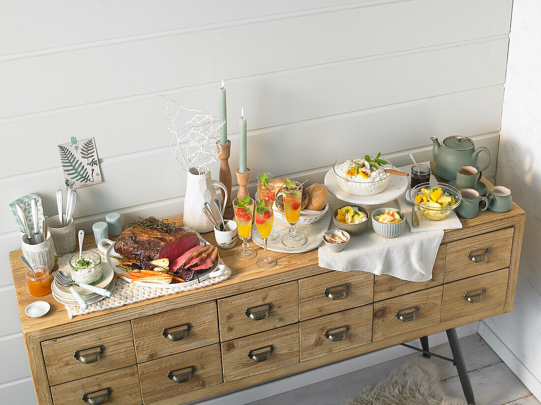 Brunchbuffet auf Sideboard