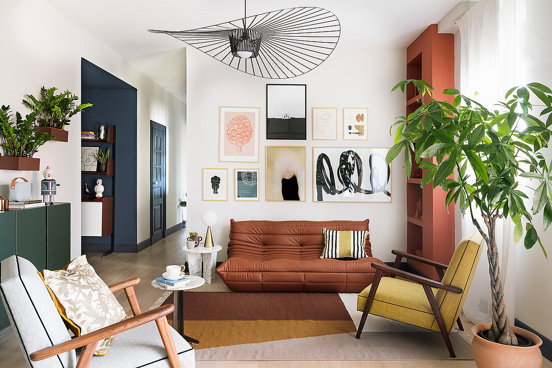 Offenes Wohnzimmer in gedeckten Farben mit Bildergalerie