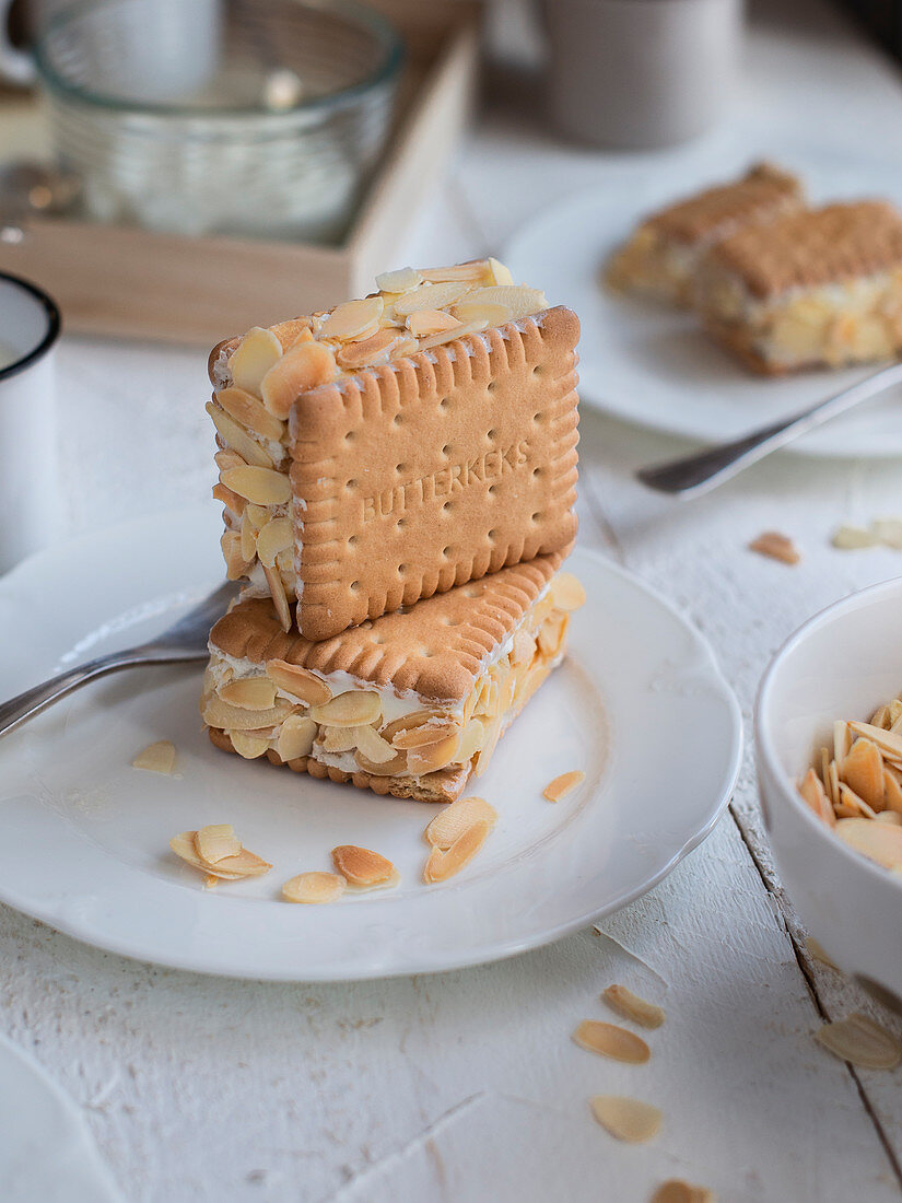 Keksschnitten mit Butterkeks, Sahnecreme und Mandeln